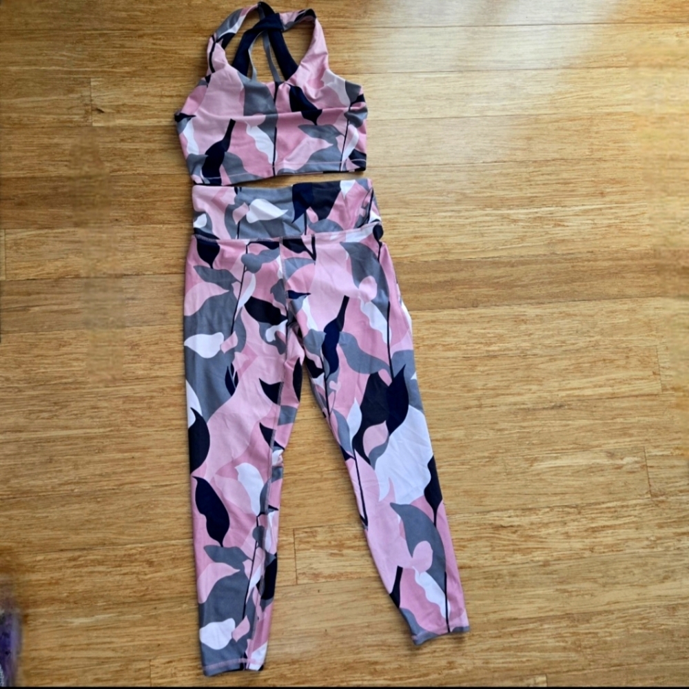 Ellie Picasso Longline Sports Bra Camo Pink Top LG and legging Pants LG